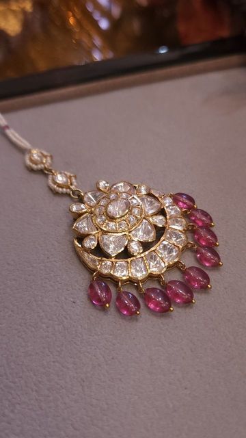 Side Mangtika, Maang Tika Design, Open Setting Polki Jewellery, Polki Jewellery Brides, Tika Design, Tika Jewelry, Wedding Jewellery Set, Hyderabadi Jewelry, Simple Bridal Jewelry