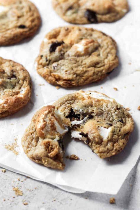 Easy S'mores Cookies are addictive and such a fun twist on the traditional campfire treat.  Brown butter, chocolate, graham crackers, and gooey marshmallows make these cookies drool-worthy. #smorescookies #smoresrecipe Vanilla Macaron Recipes, Easy Homemade Cookie Recipes, Cookies With Brown Butter, Easy Homemade Cookies, S Mores Cookies, Smore Recipes, Smores Cookies, Cookie Recipes Homemade, Chocolate Graham Crackers