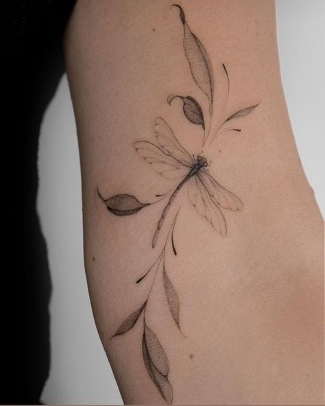 Dragonfly Ladybug Tattoo, Dragonfly Tattoo Leg, Dragon Fly Tattoo For Women Simple, Dragonfly Tattoo Wrist, Light Grey Tattoo, Drawings Of Dragonflies, Dragonfly Wrist Tattoo, Dragonfly Flower Tattoo, Dragonfly Tattoo Design With Flowers