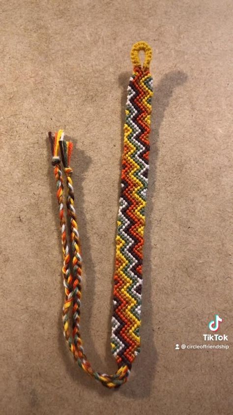 Fall String Bracelets, Bracelet Video, Diy Friendship Bracelets Tutorial, Friendship Bracelet Patterns Easy, Embroidered Bracelet, Autumn Bracelet, Friendship Bracelets Tutorial, Diy Bracelets Patterns, Bracelet Knots