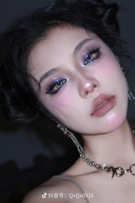 Black Purple Makeup, Navy Blue Douyin Makeup, Purple And Black Makeup Looks, Dark Skin Douyin Makeup, Purple Black Makeup, Purple Aesthetic Makeup, Dark Doyun Makeup, Douyin Black Makeup, Green Douyin Makeup