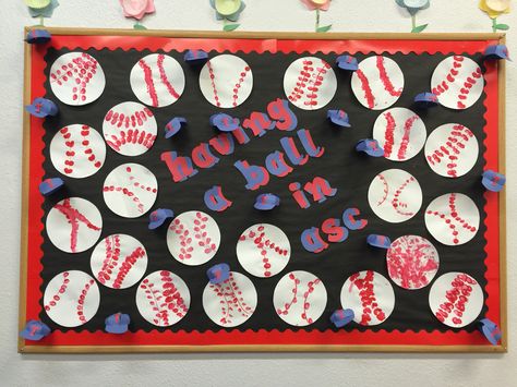 Thumbprint baseballs and mini baseball caps after school club bulletin board. Balls Bulletin Board Ideas, Ball Bulletin Board Preschool, Baseball Bulletin Board Ideas, Baseball Bulletin Board, Club Bulletin Board, Bulletin Board Valentines, Kindergarten Bulletin Board, Baseball Classroom, Sports Bulletin Boards