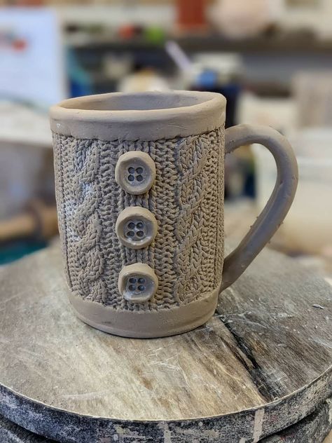 Unusual Mugs, Slab Mugs Ceramics, Pottery Designs Ideas Creative, Slab Mug Ideas, Clay Mug Ideas, Pottery Wheel Ideas, Coffee Mug Crafts, Pottery Ornaments, Earthenware Pottery