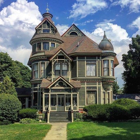 Crazy Architecture, Classic Houses, Victorian House Colors, Bohemian Victorian, Lovely Houses, Victorian Era Homes, Old Victorian Homes, Victorian Style House, Victorian Beauty