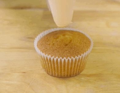 Squeeze the tension out of your mind. | 19 Hypnotic GIFs Of Cupcakes Being Frosted To Soothe Your Soul Sensory Gifs, Cupcake Piping, Frosting Cupcakes, Cupcake Videos, Stimboard Gifs, Stim Gifs, Cupcakes Decorating, Stim Board, Satisfying Things