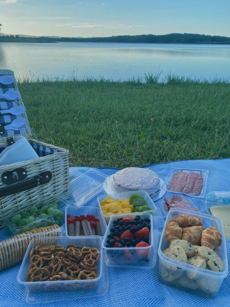 Lake Picnic Date, Lake Picnic Food, Lake Picnic Ideas, Lake Picnic Aesthetic, Bestie Adventures, Abc Dates, Lake Date, Summer Hobbies, Picnic By The Lake