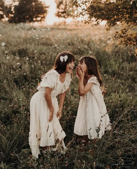 Flower Field Photoshoot Kids, Garden Family Photos, Sisters Portrait, Earth Tone Outfits, Sibling Photo Shoots, Boho Photoshoot, Mommy Daughter Photos, Mommy And Me Photo Shoot, Toddler Photoshoot