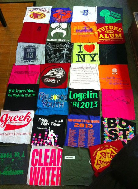 This Instructable will show you how to make a t-shirt blanket without needing a sewing machine. T-shirt blankets are a great way to preserve memories and make use of... Diy Blankets No Sew, Tshirt Quilt Diy, T Shirt Blanket, Shirt Blanket, Sewing Tshirt, No Sew Blankets, Braided Rug Diy, Braided Rag Rugs, Memory Blanket