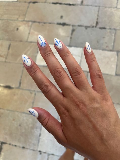 Blue And White Nails Summer, Summer Nails Europe, Simple Holiday Nails Summer, Blue And White Summer Nails, Greece Nails, Europe Nails, Glo Girl, Bday Nails, Autumn Looks