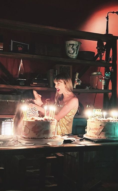 Alana Haim, 32nd Birthday, 32 Birthday, Taylor Swift Party, Taylor Swift Birthday, 70s Era, Pose For The Camera, Childhood Photos, Red Taylor