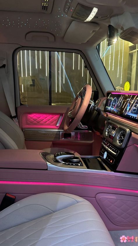 Inside Car Aesthetic, Girly Car Interior, Luxury Car Accessories, Car Accessories Pink, Pink Range Rovers, Pink Car Accessories, مرسيدس بنز, Girly Car Accessories, Car Luxury