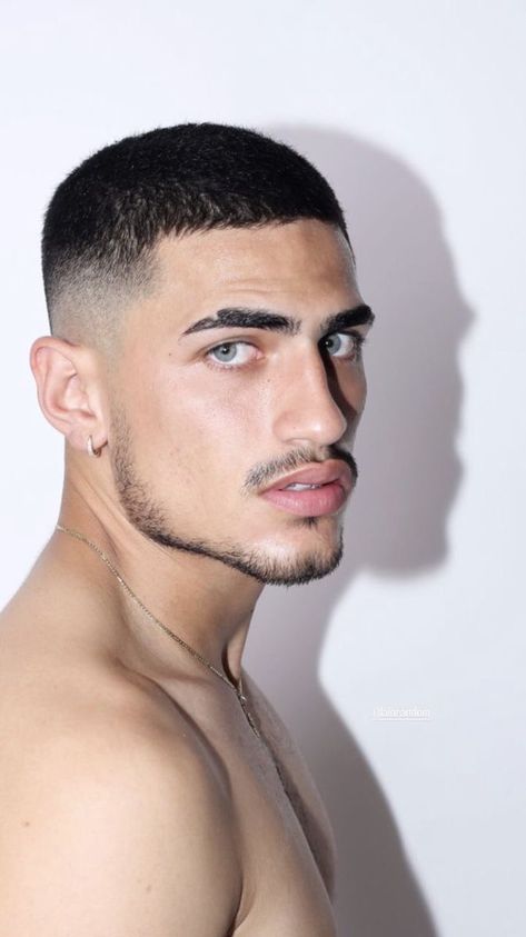 Buzzcut Curly Hair, Short Hair Men Fade, Short Buzzcut, Short Flow Haircut Men, Buzz Cut Styles, Very Short Hair Men, Long Fade, Buzz Cut Hairstyles, Crop Haircut