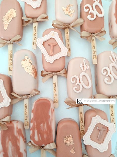 Elegant cakesicles, 30th birthday cakesicles. Shades of pink, blush pink. 30th Birthday Cake Pops, 30th Birthday Treats, 30th Birthday Desserts, Cakesicles Decorating Ideas, Elegant Cakesicles, Rose Gold Cakesicles, Cakesicle Designs, Gold Cakesicles, Birthday Cakesicles