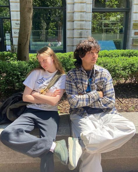 Couple Photo Ideas Outdoor, Street Couple Aesthetic, Pose For Duo, Duo Pics Ideas, Duo Poses Friends, Streetwear Fashion Couple, Couple Outfits Streetwear, Duo Photo Ideas, Cute Friend Poses