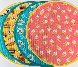 Diy Placemats Fabric, Easy Placemats, Diy Placemats, Sewing Machine Projects, Round Placemats, Straight Line Quilting, Place Mats Quilted, Placemats Patterns, Fabric Placemats