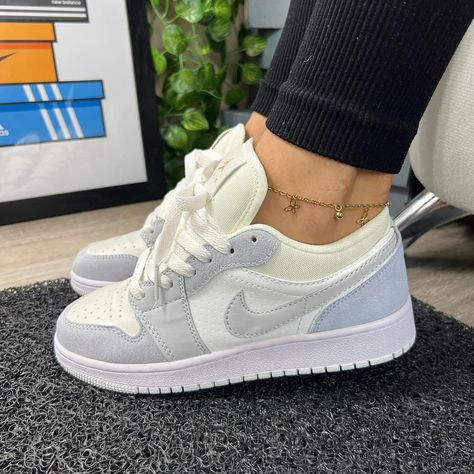 Quince Shoes Sneakers Trendy, Tenis Champion, Nike Paris, Jordan Ones, Pretty Sneakers, Tenis Nike, Nikes Girl, Trendy Shoes Sneakers, Sneakers Addict