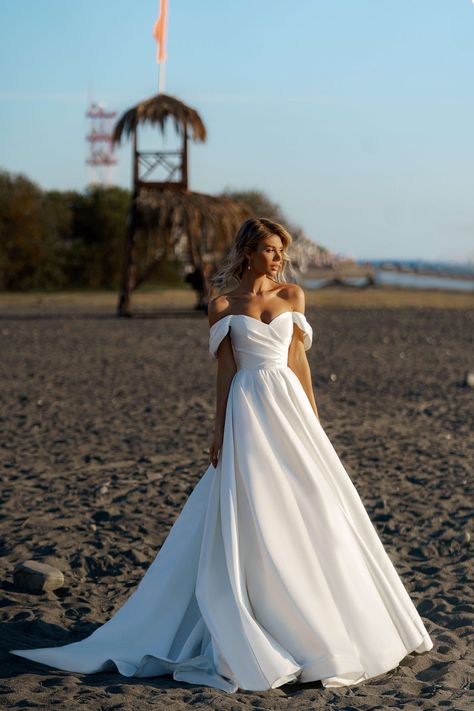 Simple Bridal Gowns, Princess Bridal Gown, Off Shoulder Wedding Dress, Beach Bride, Sweetheart Wedding Dress, Wedding Dress Fabrics, Satin Wedding Dress, Bridal Robes, Satin Wedding