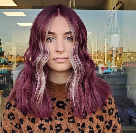 The Most Beautiful Winter Money Piece Hair Colors to Refresh Your Look | Fashionisers© - Part 4 Burgundy Hair Blonde Money Piece, Burgundy Hair With Money Piece, Pink Money Piece, Money Piece Hair, Pink Money, Maroon Hair, Split Dyed Hair, Red Blonde Hair, Money Piece