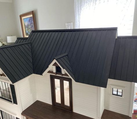 Dollhouse Roof, Diy Crafts To Do At Home, Dollhouse Design, Roofing Diy, Diy Crafts To Do, Miniature House, Mini House, A Metal, Home Reno