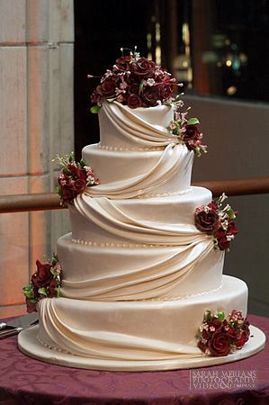 Wedding Cakes Wine Color Wedding Cake, Wedding Cake Ideas Burgundy, Maroon Wedding Cake Ideas, Maroon Themed Wedding Cake, Dark Red Wedding Cake, Wine And Gold Wedding Cake, Burgundy Wedding Cakes, Wedding Cake Maroon, Wine Red Wedding Cake