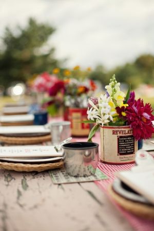 Camping Tablescape, Glamping Dinner, Camping Theme Wedding, Picnic Tablescape, Summer Camping Outfits, Camping Wedding, Summer Camp Wedding, Wedding Themes Summer, Simple Wedding Centerpieces