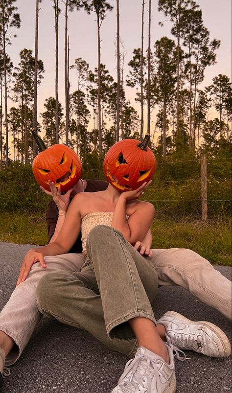 October Pictures Fall Couple, Fall Ideas Boyfriend, Teenage Couple Photoshoot Aesthetic, Fall Couples Photoshoot Pumpkin, Matching Fall Wallpapers For Couples, Fall Couple Photoshoot Aesthetic, October Couple Aesthetic, Fall Aesthetic Relationship, Fall Dates For Couples Aesthetic