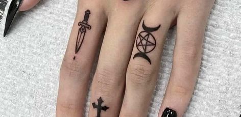 Pentagram Finger Tattoo, Punk Finger Tattoos, Cuticle Tattoos, Halloween Tattoos, Tat Ideas, Finger Tattoos, Tattoos And Piercings, Tatting, Piercings