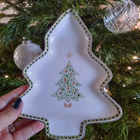 Pottery Painting Ideas Christmas, Ideas Ceramica, Ceramica Ideas, Holiday Pottery, Christmas Pottery, Diy Pottery Painting, Holiday Plates, Painting Christmas, Mood Colors