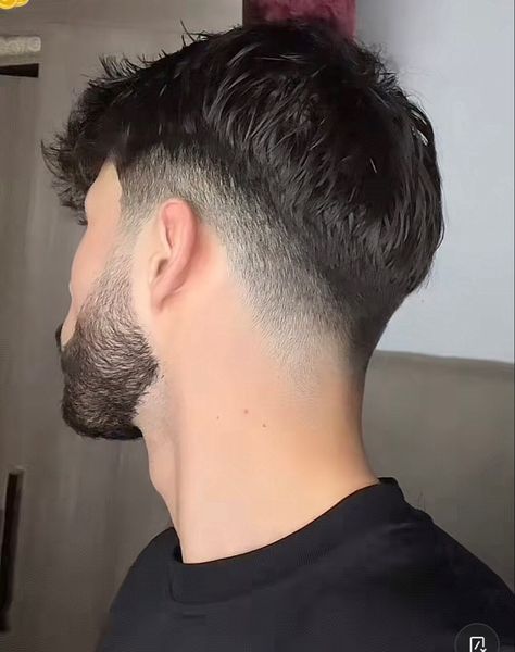 Ovel Hairstyles Men, Hair Beard Styles For Men, Simple Hairstyles For Men, Haircut And Beard, Modern Undercut, Taper Fade Short Hair, Fade Haircut Curly Hair, Beard And Mustache Styles, Male Haircuts Curly