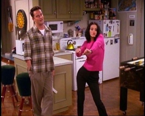 monica chanlder dancing... hahaha Chandler Friends, Friends Best Moments, Monica And Chandler, Friends Scenes, Friends Cast, Friends Season, Monica Geller, Friends Moments, I Love Cinema