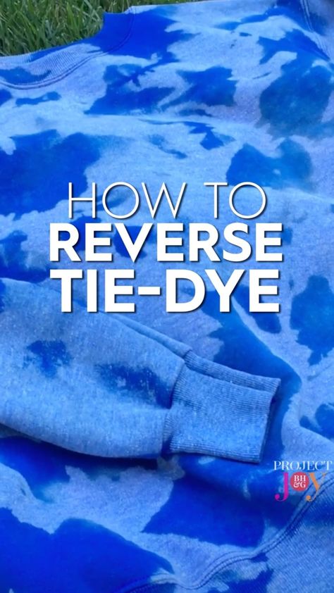 Better Homes & Gardens on Instagram: “Tie-dye is a quintessential summertime activity, and it's super trendy right now! ✨ Our @emily_vanschmus tried out reverse tie-dye, a…” Reverse Tie Dye With Bleach, Tie Dye With Bleach, Reverse Tye Dye, Dye Projects, Bleach Shirt Diy, Tie Dye Patterns Diy, Lavender Sky, Diy Tie Dye Shirts, Old Sweatshirt