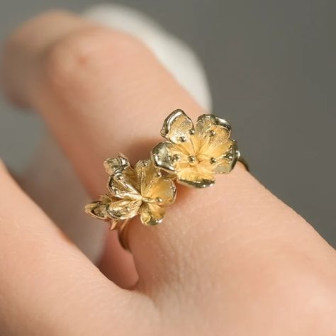 Gold floral nails