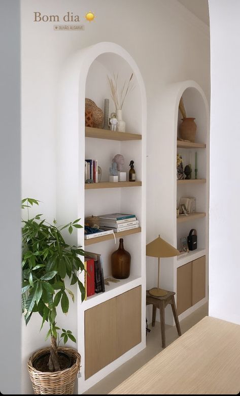 Niche Shelf Design, Arch Wall Bookshelf, Mediteranian Living Room, Scandi Shelves, Plasterboard Shelves, Wall Niche Ideas Entryway, Wall Niche Ideas Living Room, Mediteranian Home, Arch Shelves