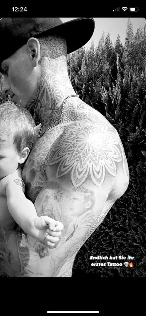 Fabien Tietjen Tattoo, Rich Family, Beauty Care Routine, Boy Tattoos, Inked Men, Men Stylish Dress, Attractive Guys, Neck Tattoo, Tattoo Sketches