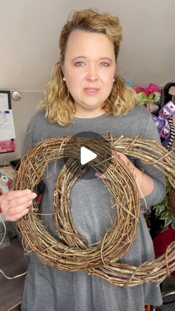 Ashley Greenwood on Instagram: "How to pick a grapevine for wreath making 🌿 There can be quite a bit of variation in the quality of a grapevine wreath base. Make sure when you are selecting one that you take a little extra time to find one that has lots of smaller, densely packed branches. #3littlegreenwoods #etsyseller #howtomakewreaths #wreathmakingsupplies #wreathsupplies #wreathworkshop #diywreath #wreathdiy" Grapevine Xmas Wreath Ideas, How To Make A Wreath Out Of Branches, Wreath On Inside Of Door, Grapevine Wreath Chandelier, Grape Wreath Ideas, Wood Wreaths For Front Door Diy, Diy Grapevine Garland, Trending Wreaths 2024, Decorating With Grapevine Garland