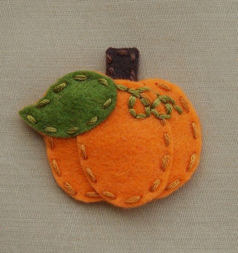 Perfect for my little Halloween hugger : ) Fall Felt Crafts, Felt Headband, Felt Pumpkins, Felt Crafts Patterns, Felt Crafts Diy, Felt Halloween, Diy Bows, Autumn Crafts, Felt Patterns