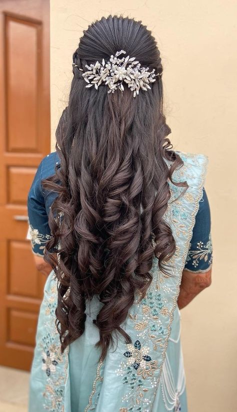 Hairstyle Engagement Indian, Open Hairstyles Simple, Hairstyles For Engagement Bride, Snap Boyfriend, Fake Streaks, Simple Hairstyle For Saree, Engagement Indian, Reception Hairstyle, Groom Sister