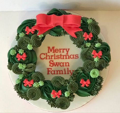 Christmas cupcake wreath Christmas Cupcake Wreath, Pull Apart Cupcake Christmas Wreath, Cupcake Door Wreath, Wreath Cakes Christmas, Cupcake Christmas Wreath, Christmas Wreaths Cake, Cupcake Wreath, Christmas Cupcakes, Art Diy