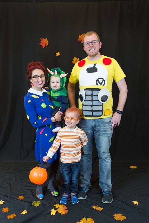 Magic School Bus Couples Costume, The Magic School Bus Costume, Diy Bus Costume, Magic School Bus Family Costume, School Bus Halloween Costume, Magic School Bus Costume, Washer Toss, 2015 Halloween Costumes, The Magic School Bus