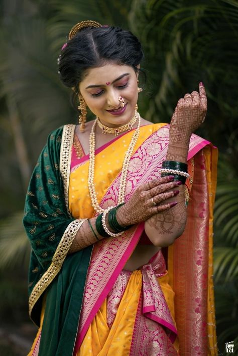 Indeed, The Maharashtrian Brides are an epitome of vivaciousness and beauty and which is why here we bring 10+ Real Brides who are setting Maharashtrian bridal look goals for you all! Have a look! Maharashtrian Bride Look, Maharashtrian Bride, Marathi Bride, Marathi Wedding, Indian Wedding Poses, Bride Photos Poses, Engagement Bride, Indian Wedding Couple Photography, Indian Bride Outfits