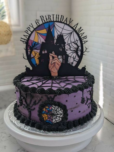 Wensday Adams Party Ideas Cake, Wednesday Themed Birthday Cake, Wednesday Cakes Ideas, Addams Family Cake Ideas, Wednesday Birthday Cakes, Wensday Birthday Cake, Addams Family Birthday Cake, Wednesday Addams Cakes, Pastel Merlina Addams