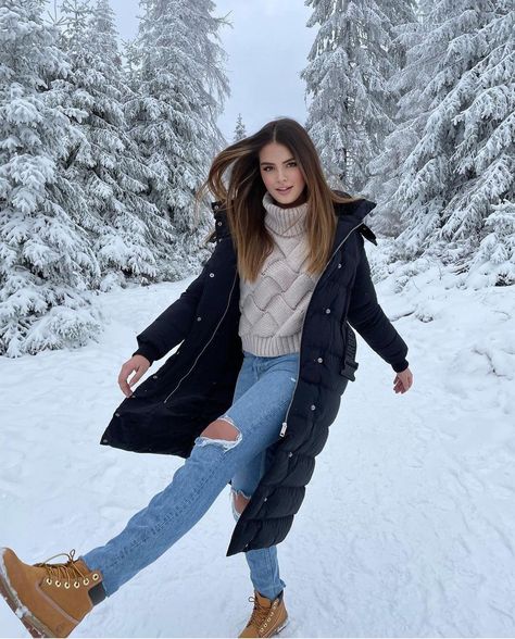 Snowfall Outfits, Cute Snow Day Outfits, Snow Day Outfits, Cute Christmas Outfit Ideas, Festive Outfit Ideas, Casual Winter Jacket, Cute Christmas Outfit, Christmas Outfit Ideas For Women, Snow Day Outfit