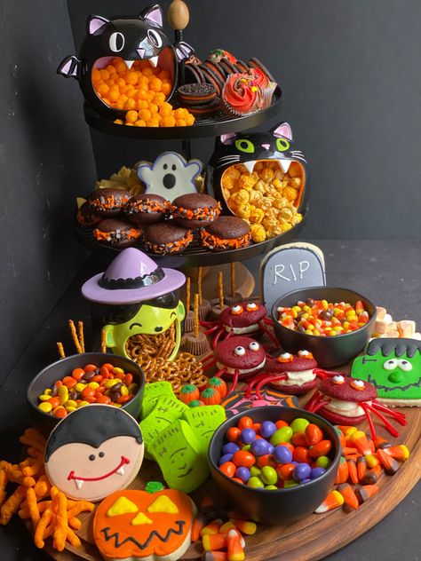 Halloween Themes Birthday Party, Halloween Table Treats, Halloween Birthday Party Foods, Halloween Candy Tray Ideas, Spooky Birthday Food Ideas, Spooky Halloween Decorations Party Ideas, Halloween Treat Display, Party Food For Halloween, Halloween Kiddie Party