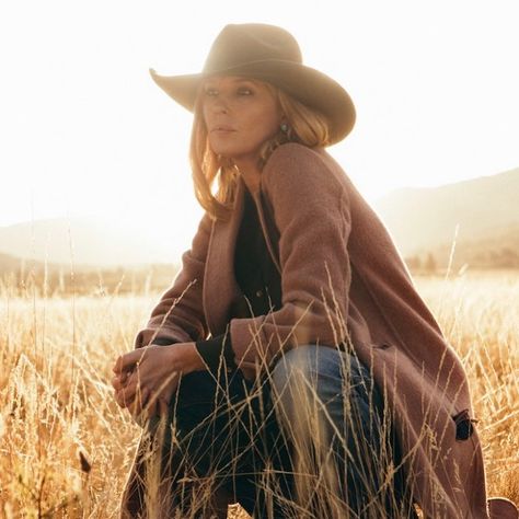 Beth Dutton Photoshoot, Yellow Stone Tv Show, Beth Yellowstone, Yellowstone Show, Beth Dutton Style, Beth And Rip, Mrs Wheeler, Yellowstone Outfits, Beth Dutton Yellowstone