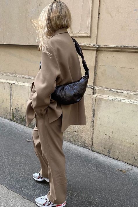 I Spot Micro-Trends Like Its My Job—Here Are 5 About to Blow Up Croissant Bag, Casual Work Outfits Women, Stylish Winter Outfits, Chique Outfits, Business Casual Outfits For Work, Leather Cross Body Bag, Elegante Casual, Jean Trends, Cute Winter Outfits