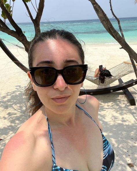 Karisma Kapoor latest bikini pic #karismakapoor #hot Kareena Kapoor Pics, Karishma Kapoor, Throwback Pictures, Ms Dhoni Photos, Beach Pic, Karisma Kapoor, Vantage Point, Kareena Kapoor Khan, Kareena Kapoor