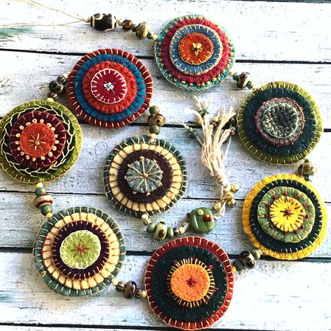 Felt Penny Rugs, Wool Pennies Stitches, Felt Pennies, Embroidery Felt, Penny Rug Patterns, Textile Earrings, Wool Applique Patterns, Felted Wool Crafts, Penny Rug