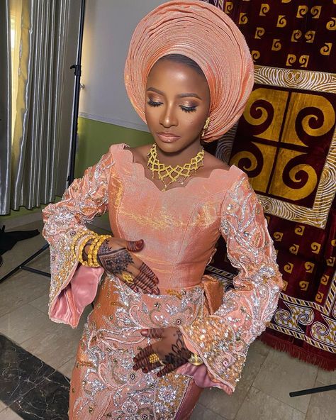 OSHEWABEAUTY on Instagram: “Peach perfect ❣️❣️❣️ #kamu @madiina_maishanu #oshewabeautybride Makeup & Gele @oshewabeauty Asooke @bimmms24 🙌🏼🙌🏼🙌🏼” Nigerian Bride Dress, Nigerian Gele, Gele Styles, Hausa Wedding, Yoruba Bride, Igbo Wedding, African Traditional Wedding Dress, Second Dress, Nigerian Bride