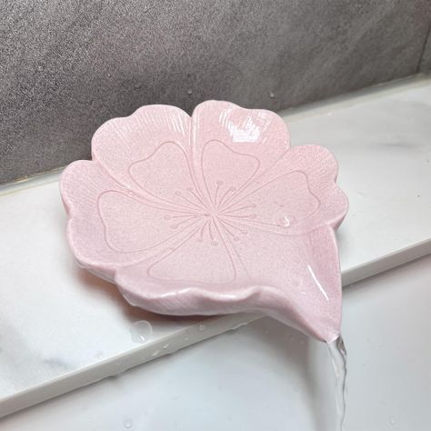 PRICES MAY VARY. 【Keep Soap Dry】The ingenious design allows the flower-shaped soap dish to self-drain and keep the soap dry. It's easy drainage without pallet.It doesn't take too much space. The soap holder will create unique home decoration. 【High Quality Material】Soap holder is made of resin high quality material, solid and easy to clean. The solid packaging ensures that the soap box will not be broken and is perfect as a gift. 【Multiple Use】HINUGO bar soap saver is versatile and practical, bl Air Dry Clay Bathroom Decor, Flower Jewelry Dish, Diy Clay Soap Dish, Lilypad Ceramic, Ceramic Soap Holder, Clay Soap Holder, Cute Soap Dispenser, Clay Soap Dish, Soap Bar Holder