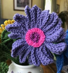 Knitted Daisy Flower, Flower Knitting Pattern, Knitted Flowers Free, Knitting Flowers, Flower Knitting, Knitted Flower Pattern, Knit Flowers, Knitted Tea Cosies, Puff Flower